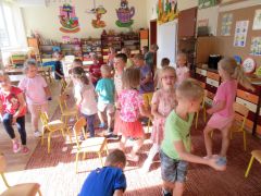 ćwiczenia z woreczkami i krzesełkami