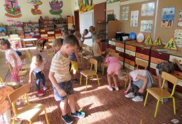 ćwiczenia z woreczkami i krzesełkami