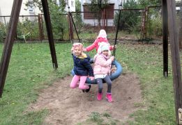 jesienne zabawy na placu