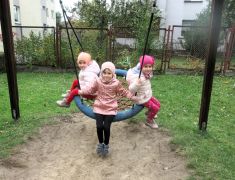 jesienne zabawy na placu