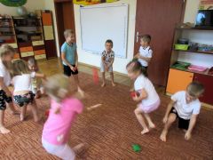 ćwiczenia gimnastyczne: toczenie i celowani, podrzucanie i łapanie w ruchu, celowanie