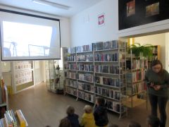 w bibliotece