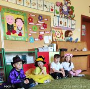 Dzieci czekają na występ 