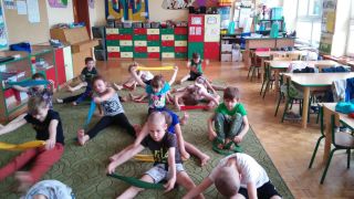 Ćwiczymy z szarfami.