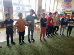"Sklejeni"- zabawa integracyjna