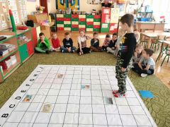 Zabawy na macie edukacyjnej