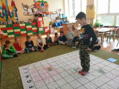 Zabawy na macie edukacyjnej