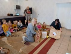 Przekazanie prezentów dla seniorów 