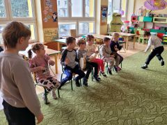 granie na instrumentach rytmu wyznaczonego przez skaczącą piłkę