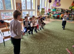 granie na instrumentach rytmu wyznaczonego przez skaczącą piłkę