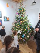 Choinka z ozdobami recznie robionymi