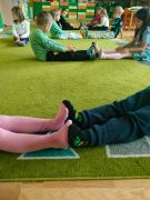 Zabawa „Stopy witają się” 