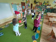 „Zabawa w piłkowe przechwytywanie” 