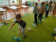 „Buteleczkowy tor przeszkód”