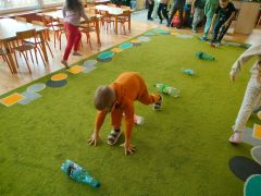 „Buteleczkowy tor przeszkód”