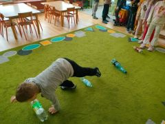 „Buteleczkowy tor przeszkód”