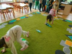 „Buteleczkowy tor przeszkód”