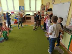 Zabawa „Piłeczkowe tańce” 