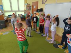 Zabawa „Piłeczkowe tańce” 