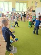 Zabawa „Piłeczkowe tańce” 