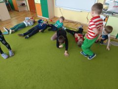 Zabawa „Piłeczkowe tańce” 