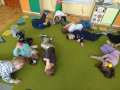 Zabawa „Piłeczkowe tańce” 