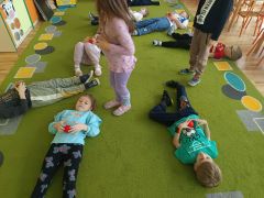 Zabawa „Piłeczkowe tańce” 