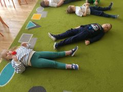 Zabawa „Piłeczkowe tańce” 