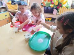 Tęcza z barwionej kredą soli 