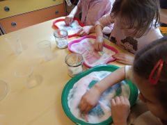 Tęcza z barwionej kredą soli 