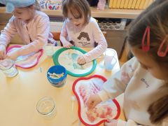 Tęcza z barwionej kredą soli 