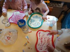 Tęcza z barwionej kredą soli 