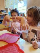 Tęcza z barwionej kredą soli 