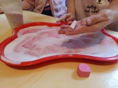 Tęcza z barwionej kredą soli 