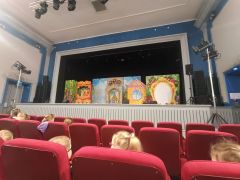 W teatrze