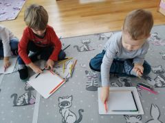 Układanie z kredek różnych kształtów