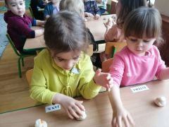 Lepimy bałwanka z masy solnej