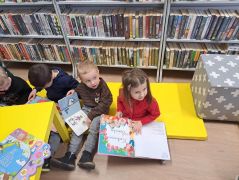 w bibliotece