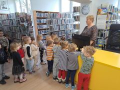 w bibliotece