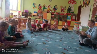 rodzic czyta książkę