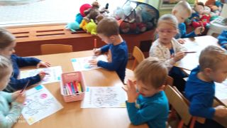 dzieci kolorują