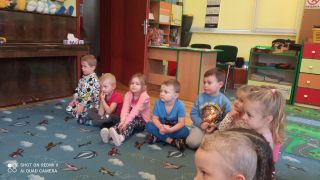 dzieci słuchają książki