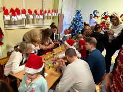 DZIECI I RODZICE WYKONUJĄ ŁAŃCUCHY