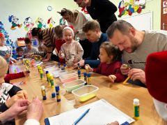 DZIECI I RODZICE WYKONUJĄ ŁAŃCUCHY