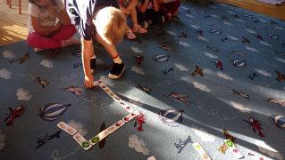 Dziecko układa domino i utrwala nazwy warzyw