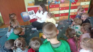 Mama Ady czyta dzieciom