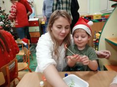 Ubieranie choinki- zajęcia z Rodzicami