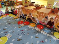 Dzieci ćwiczą liczenie na zbiorach zastępczych i palcach