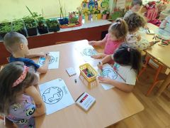 Dzieci kolorują Ziemię