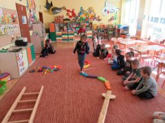 tor przeszkód - przejście po 
zwężonej i podwyższonej powierzchni